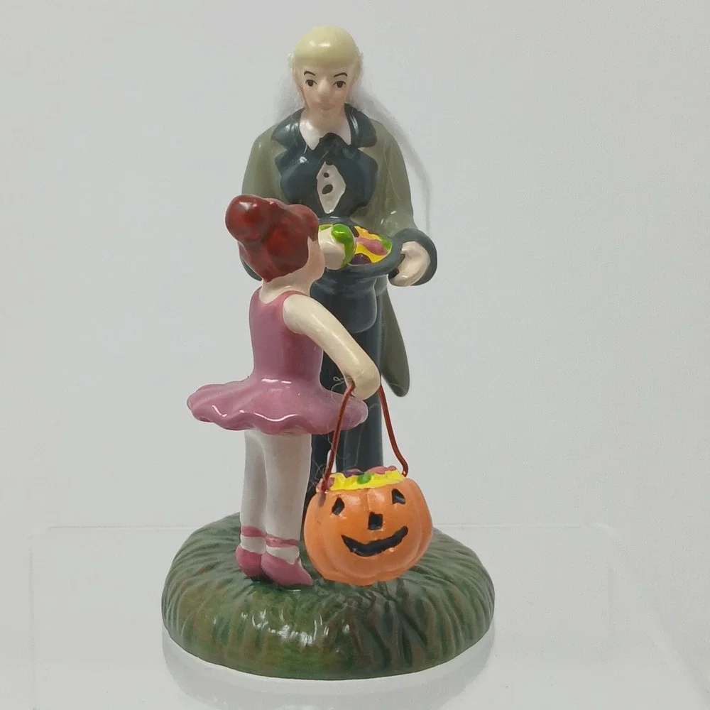 Dept 56 Scary Treats For A Sweet  Snow Village Halloween Accessory #6005486